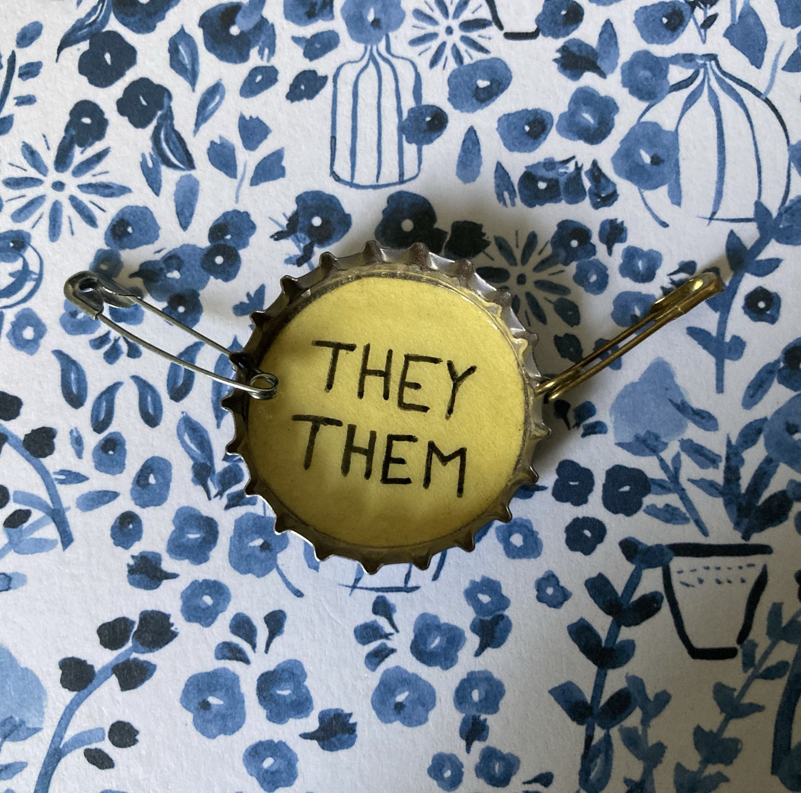 [img: Bottle top badge using the inner side of cap]