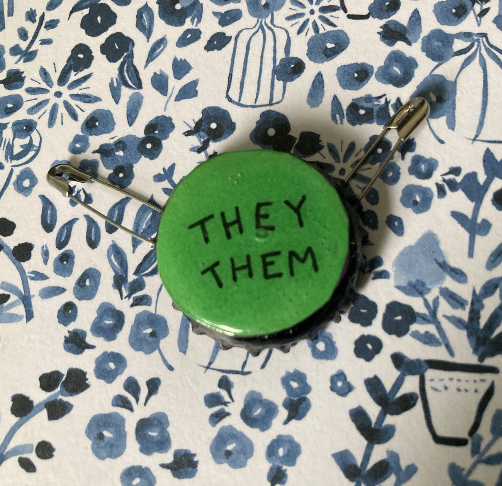 [img: Bottle top badge using the outer side of cap]